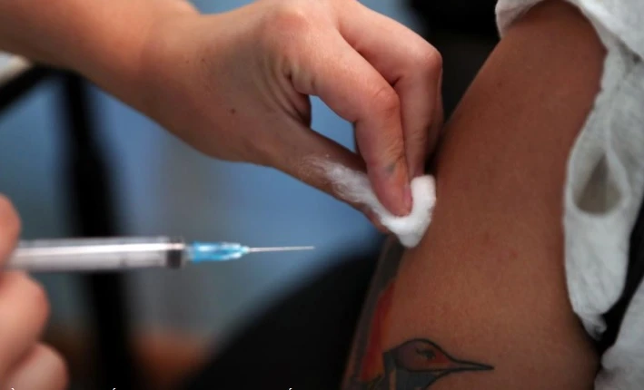 Một nhân viên y tế ở Chile được tiêm liều vaccine thứ hai vào ngày 14-1. Ảnh: Reuters.
