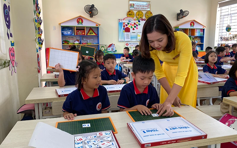 Giờ học tiếng Việt của cô và học sinh lớp 1 Trường tiểu học Trần Nhân Tông (TP Nam Định, tỉnh Nam Định).