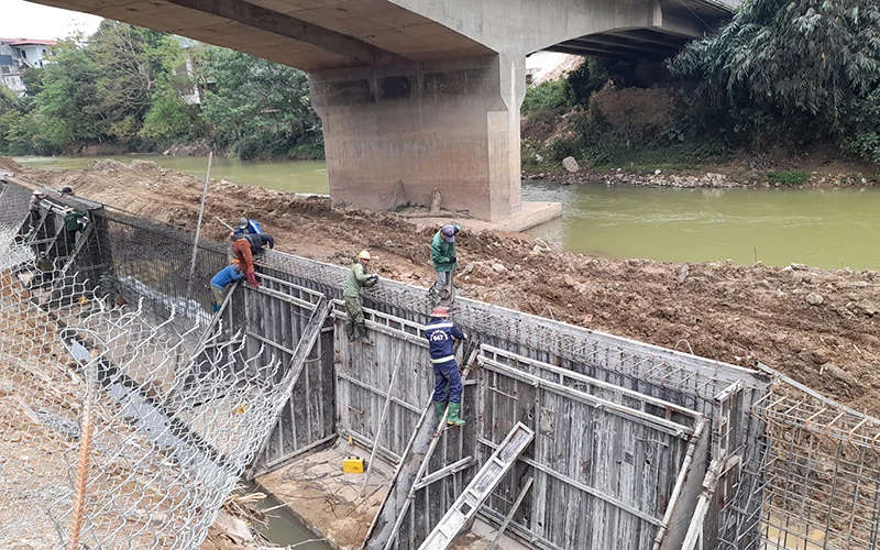 Công trình kè bờ phải sông Hiến, TP Cao Bằng (tỉnh Cao Bằng) đang được thi công.