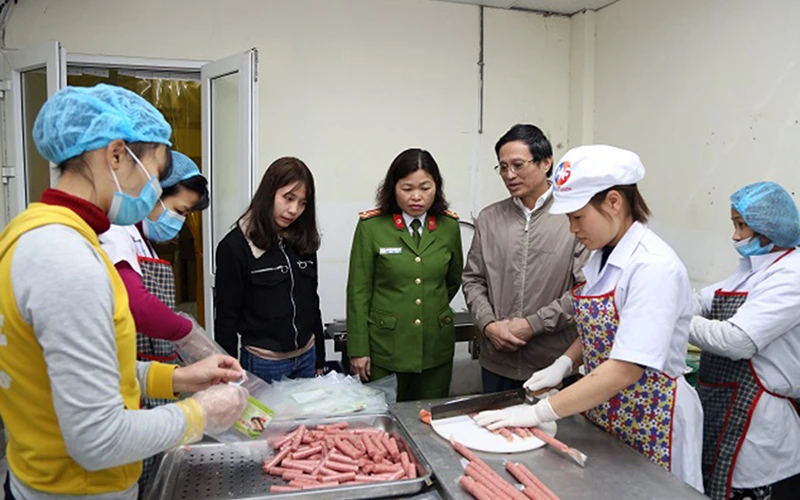 Đoàn công tác UBND quận Hà Đông kiểm tra công tác bảo đảm an toàn thực phẩm tại xưởng chế biến thực phẩm ở phường Phú La. Ảnh: MINH ĐỨC