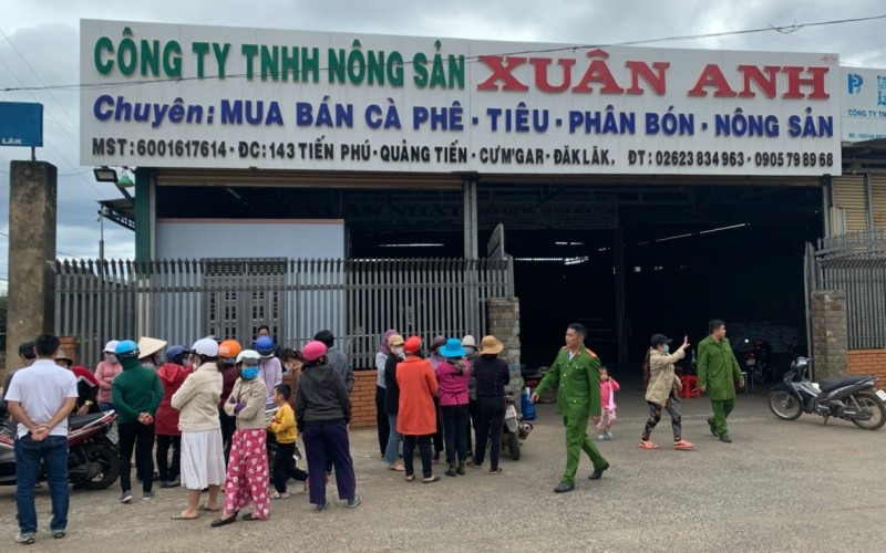 Hàng chục người dân kéo đến Công ty TNHH Kim Anh đòi nợ tiền ký gửi nông sản.