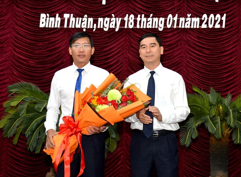 Bí thư Tỉnh ủy Bình Thuận Dương Văn An tặng hoa chúc mừng ông Lê Tuấn Phong (người cầm hoa) được bầu giữ chức vụ Chủ tịch UBND tỉnh Bình Thuận nhiệm kỳ 2016 – 2021.