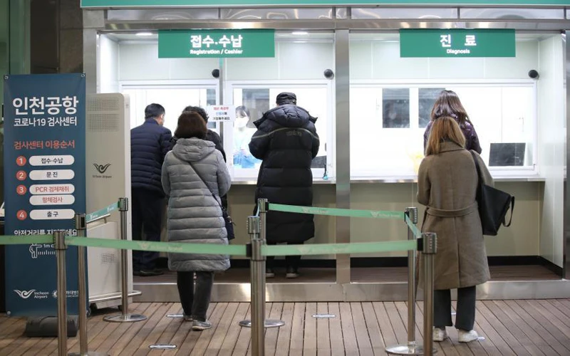 Người dân nộp đơn đăng ký làm xét nghiệm Covid-19 tại một điểm xét nghiệm tại Sân bay quốc tế Incheon, tại Seoul. (Ảnh: Yonhap)