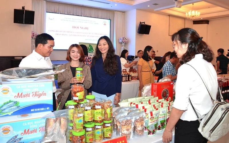 Trưng bày các sản phẩm được trao Giấy chứng nhận sản phẩm OCOP tỉnh Bình Thuận năm 2020.