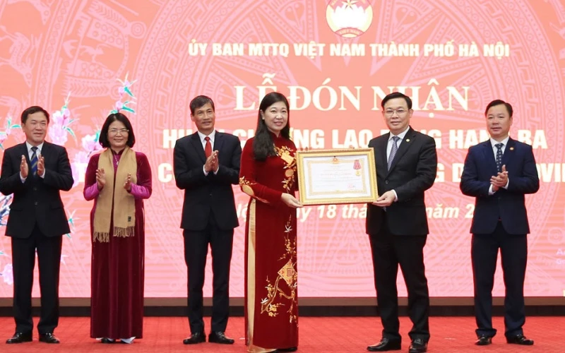 Bí thư Thành ủy Hà Nội Vương Đình Huệ trao Huân chương Lao động hạng Ba cho Ủy ban MTTQ Việt Nam thành phố Hà Nội.