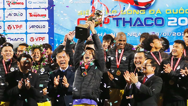 Văn Quyết (giữa) vừa cùng Hà Nội FC giành siêu cúp 2020. Ảnh: KHIẾU MINH
