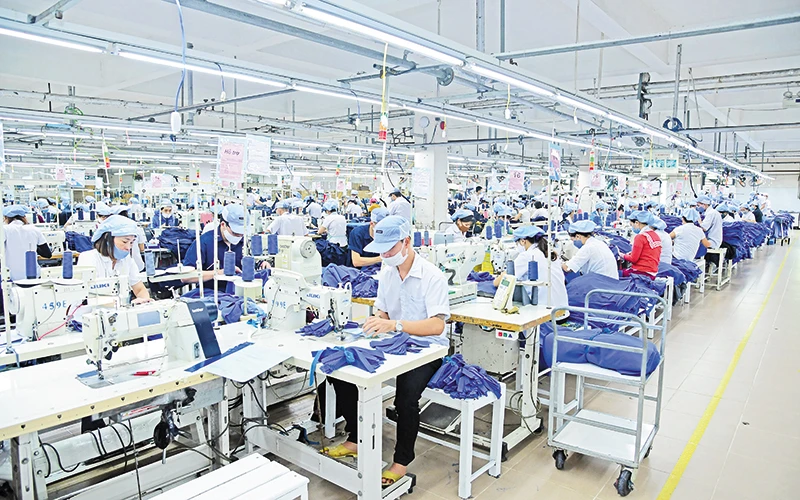Sản xuất đồ may mặc tại Công ty cổ phần Dệt may 29/3 (TP Ðà Nẵng).