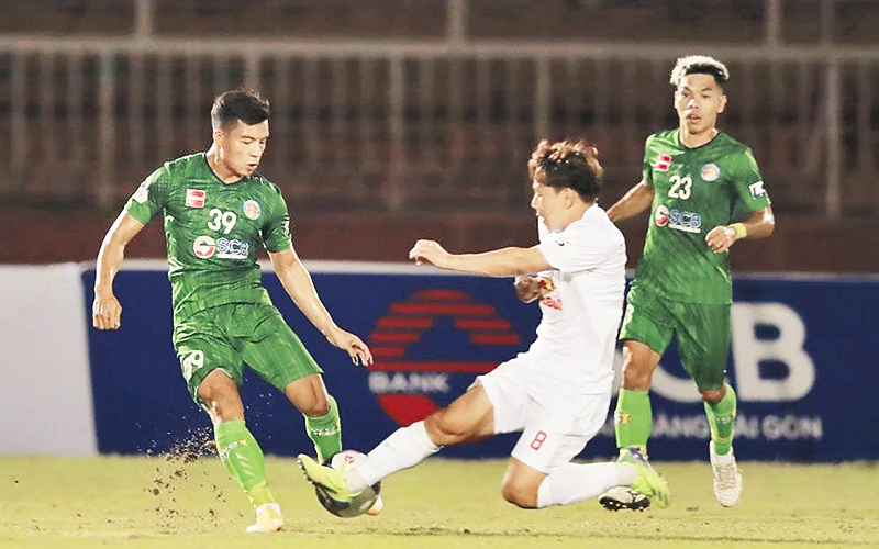 Hoàng Anh Gia Lai thua Sài Gòn FC (áo xanh) 0-1. Ảnh: VPF