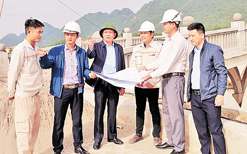 Bí thư Huyện ủy Võ Nhai (Thái Nguyên) Phạm Văn Thọ (thứ ba từ trái sang) kiểm tra việc xây dựng cơ bản trên địa bàn.