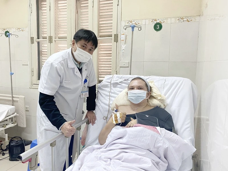 TS Lê Việt Khánh, Phó Trưởng khoa Phẫu thuật Cấp cứu Tiêu hóa, Bệnh viện Hữu nghị Việt Đức chúc mừng người bệnh hồi phục. 