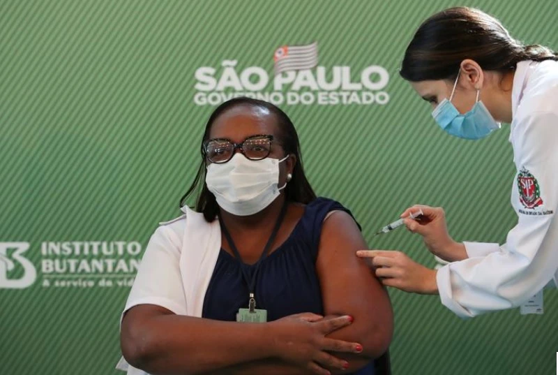 Y tá Brazil Monica Calazans, 54 tuổi, tiêm vaccine phòng Covid-19 của Sinovac ngày 17-1. Ảnh: Reuters.