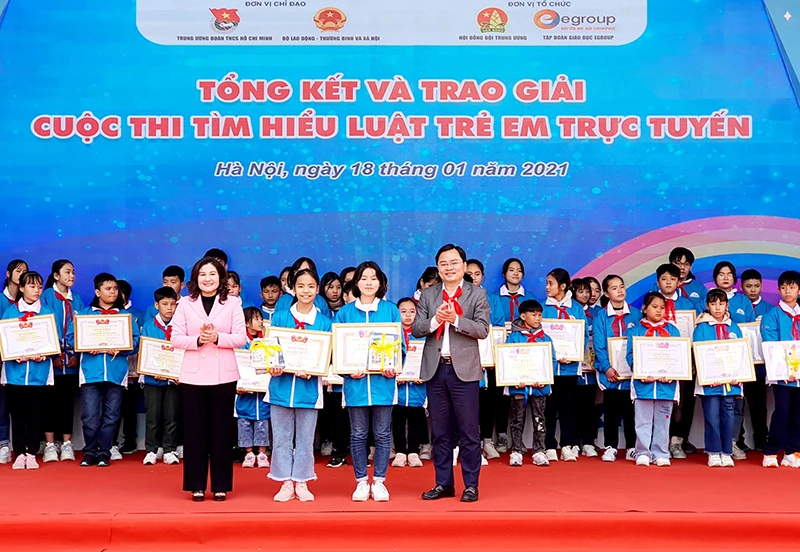 Đại diện Ban Tổ chức Cuộc thi trao giải nhất tặng các thí sinh Trần Nguyễn Linh Như (hàng đầu, thứ ba từ phải sang) và Mai Thị Thanh Ngân (hàng đầu, thứ ba từ phải sang).