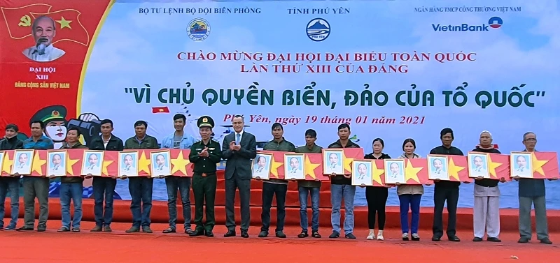 Trao cờ Tổ quốc và chân dung Bác Hồ tặng ngư dân Phú Yên