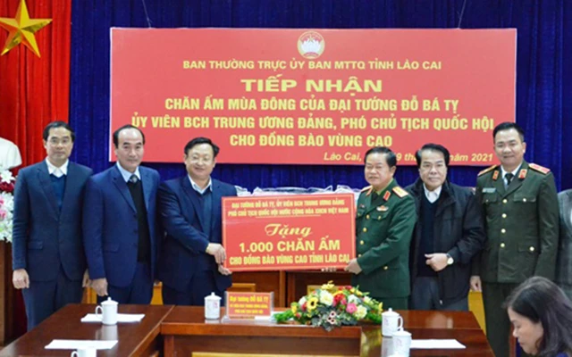 Đại tướng Đỗ Bá Tỵ trao tặng 1.000 chăn ấm cho đồng bào các DTTS vùng cao ở Lào Cai nhân dịp đón Tết Nguyên đán Tân Sửu.