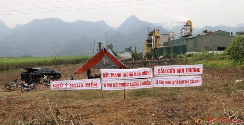 Người dân xã Lạc Thịnh, huyện Yên Thủy (Hòa Bình) dựng lán trại để phản đối nhà máy xả thải sai quy định gây ô nhiễm môi trường.