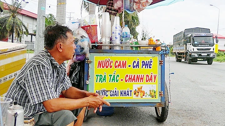 Lượng công nhân giảm, hàng nước của ông Nguyễn Văn Tùng (quê Vĩnh Long) cũng vì thế mà vắng khách.