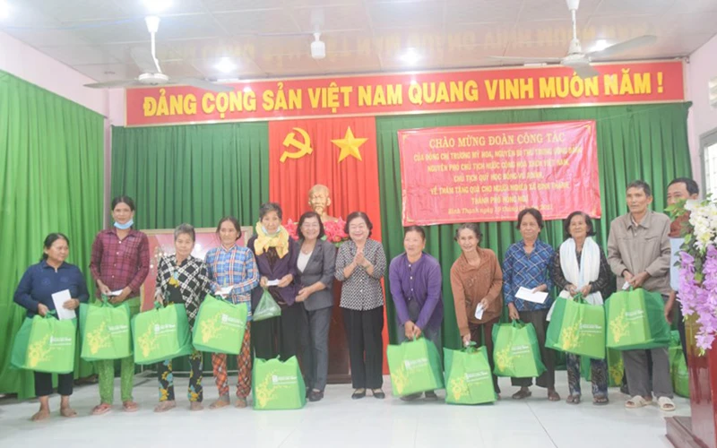 Nguyên Phó Chủ tịch nước Trương Mỹ Hoa tặng quà Tết cho người dân xã Bình Thạnh, TP Hồng Ngự (Đồng Tháp).