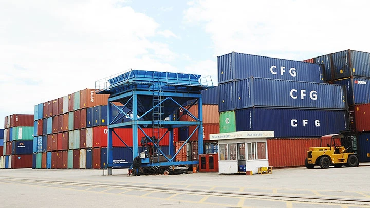 Khoảng 60% hàng hóa vận chuyển bằng đường biển được đóng trong các container. Ảnh: HẢI NAM