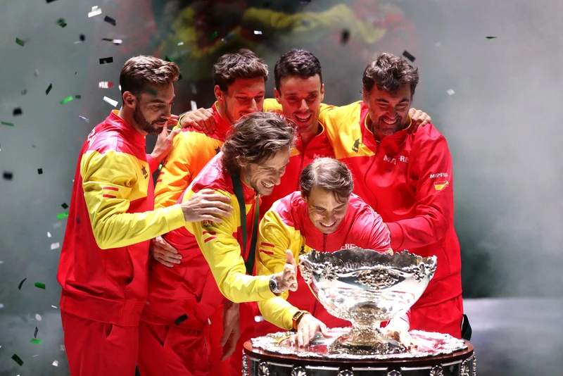 Nadal cùng các thành viên ĐT Tây Ban Nha đăng quang David Cup 2019. (Ảnh: ATP)