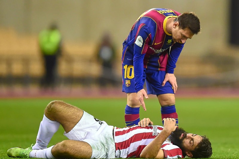 Messi hỏi thăm Villalibre sau pha va chạm. (Ảnh: The Guardian)