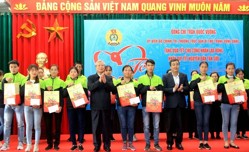 Đồng chí Trần Quốc Vượng trao quà Tết cho công nhân lao động Nhà máy May Tân Đệ 6.