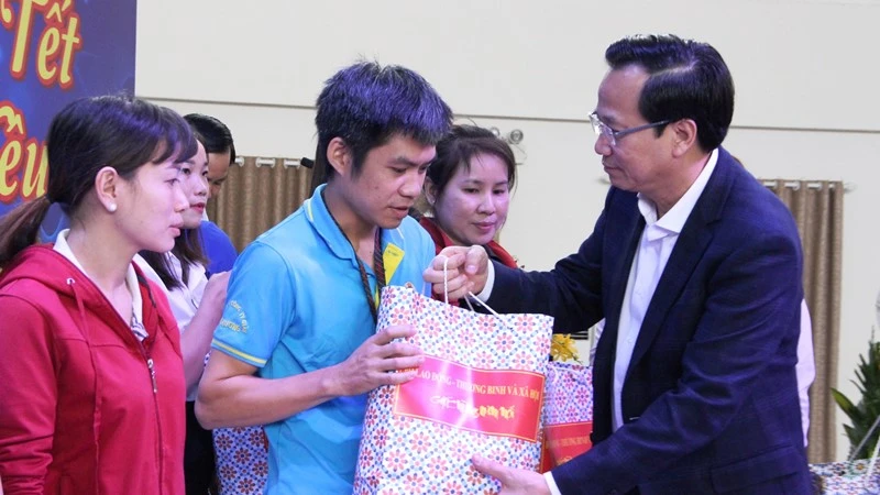 Bộ trưởng LĐ-TB-XH Đào Ngọc Dung trao quà tặng công nhân. 