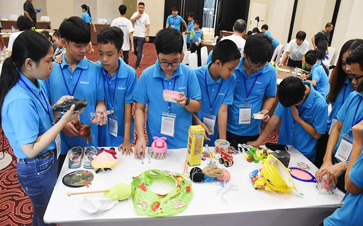 Học sinh Trường THCS Lý Thường Kiệt (Đà Nẵng) hào hứng với giờ học trải nghiệm công nghệ Sony.