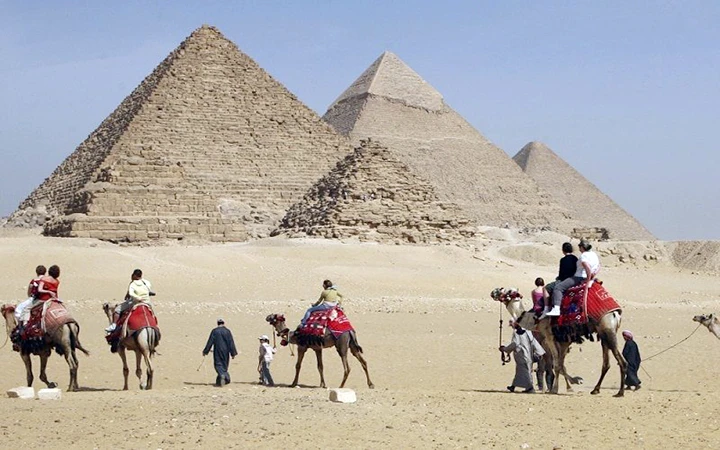 Khách du lịch thăm Kim tự tháp ở Ai Cập.