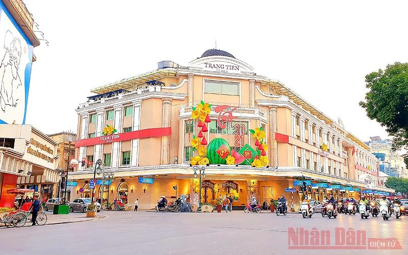 Đường phố Hà Nội đã bắt đầu trang hoàng đón Tết Tân Sửu (Ảnh: TRANG LINH)