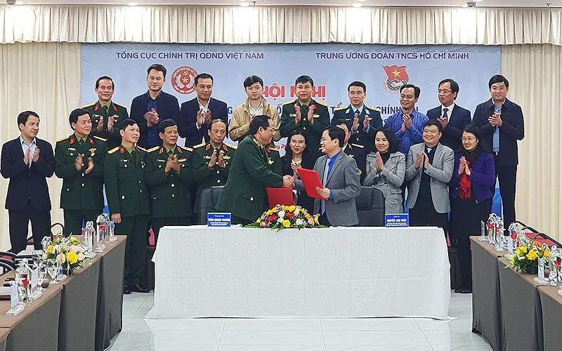 Các đồng chí Thượng tướng Trần Quang Phương, Nguyễn Anh Tuấn trao biên bản ký kết Chương trình phối hợp giai đoạn 2021-2025 giữa Tổng cục Chính trị QĐND Việt Nam và T.Ư Đoàn.