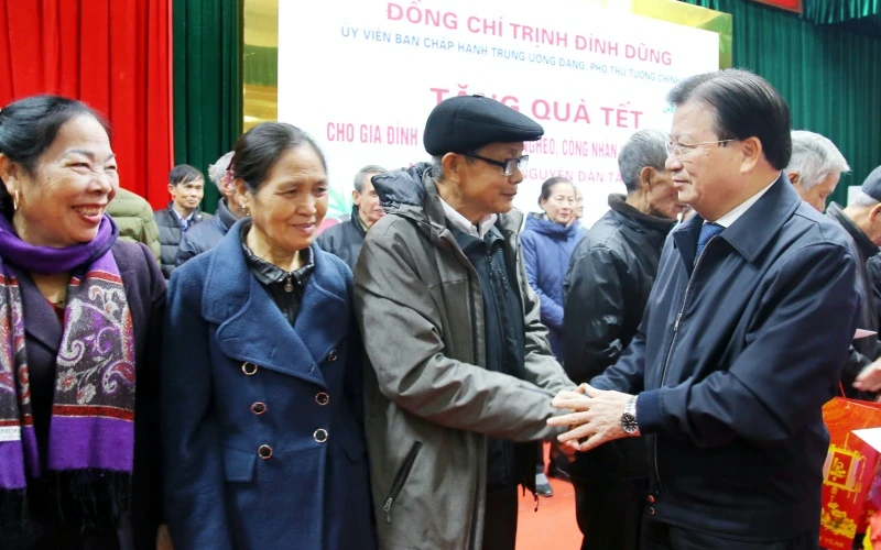 Phó Thủ tướng tặng quà thăm hỏi động viên các hộ nghèo, gia đình chính sách trên địa bàn thành phố Việt Trì.