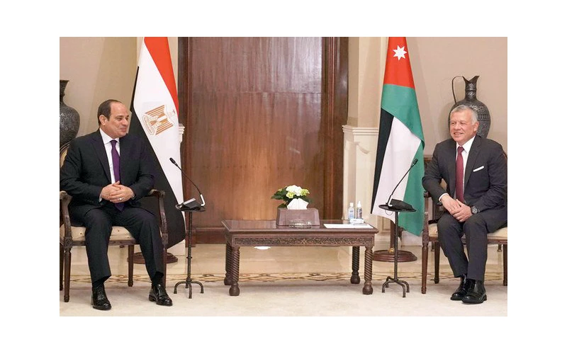Tổng thống Ai Cập (bên trái) gặp Quốc vương Gioóc-đa-ni trong chuyến thăm Am-man. 