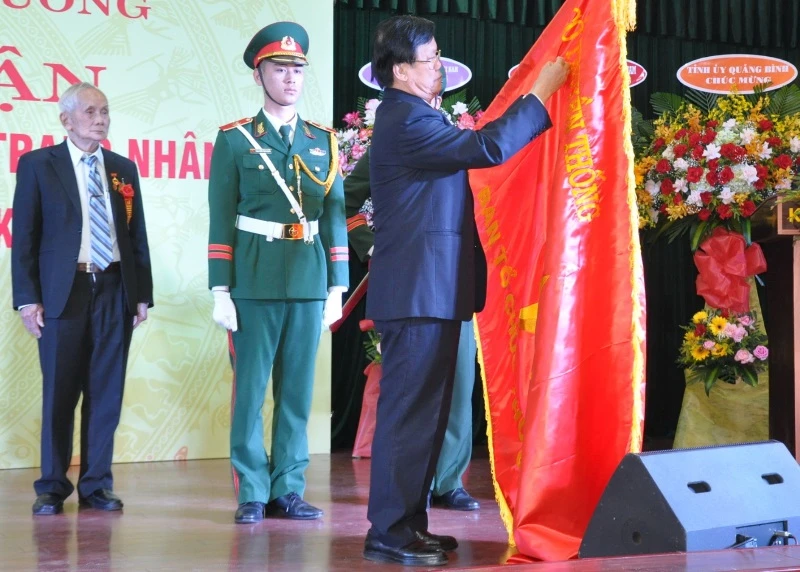 Thừa ủy nhiệm của Chủ tịch nước, đồng chí Hà Ban gắn danh hiệu cao quý lên lá cờ Truyền thống của Ban Tổ chức Khu ủy Khu 5 - Vụ địa phương II Ban Tổ chức T.Ư ngày nay.