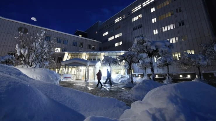 Tuyết phủ kín trước lối vào bệnh viện Garmisch-Partenkirchen. Ngày 18-1, một biến thể có thể mới của virus SARS-CoV-2 đã được công bố phát hiện tại đây. Ảnh: Getty Images.