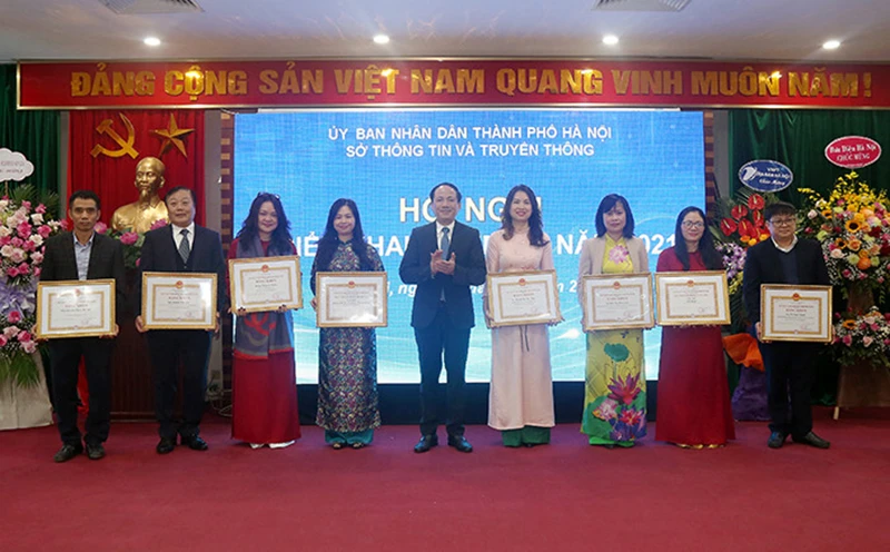 Thứ trưởng TT và TT Phạm Anh Tuấn trao Bằng khen của Chủ tịch UBND TP Hà Nội cho các tập thể, cá nhân của Sở TT và TT Hà Nội.