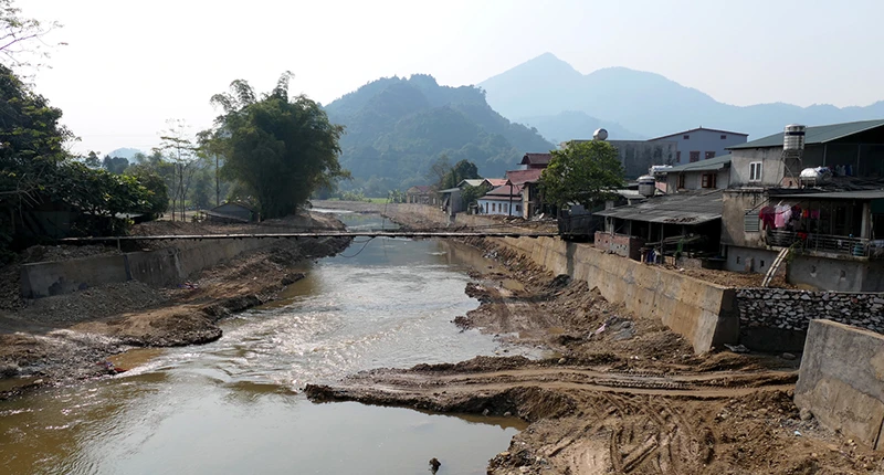 Công trình kè chống sạt lở bờ sông Ma, xã Tùng Bá, huyện Vị Xuyên dừng thi công để giám định chất lượng.