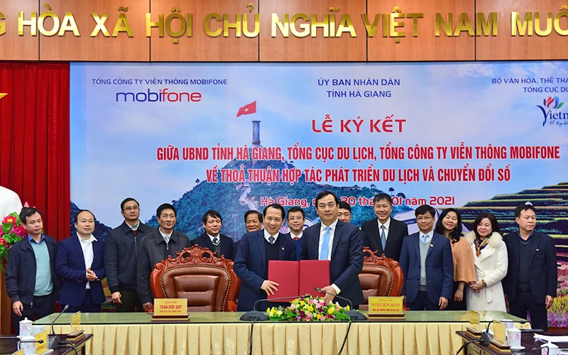 Lễ ký kết bản ghi nhớ giữa Tổng cục Du lịch và UBND tỉnh Hà Giang (Ảnh: TITC) 