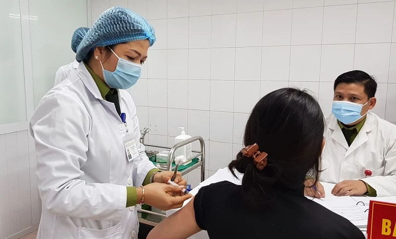 Việt Nam tiêm mũi 2 vaccine phòng Covid-19 cho 17 tình nguyện viên