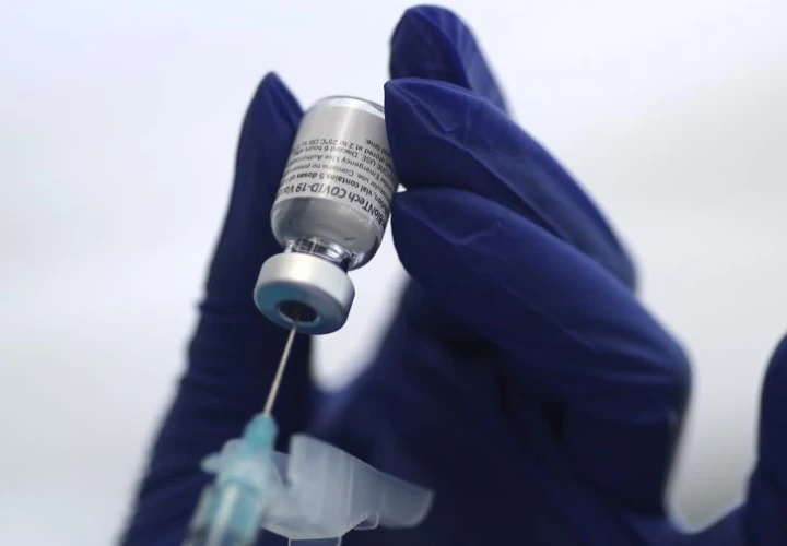 Nhân viên y tế chuẩn bị vaccine Covid-19 của Pfizer để tiêm chủng ở Los Angeles, California, Mỹ ngày 7-1. Ảnh: Reuters.