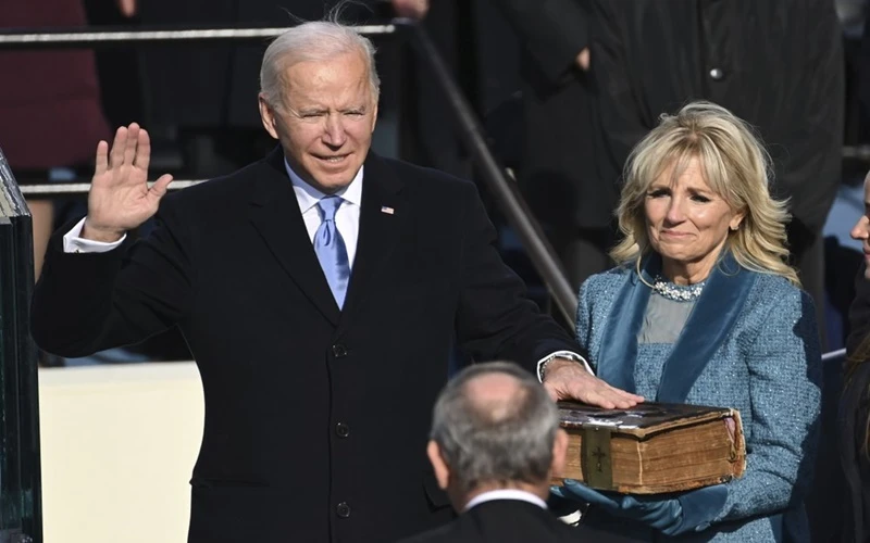 Ông Joe Biden tuyên thệ nhậm chức Tổng thống thứ 46 của nước Mỹ trước Chánh án Tòa án Tối cao John Roberts. (Ảnh: AP) 
