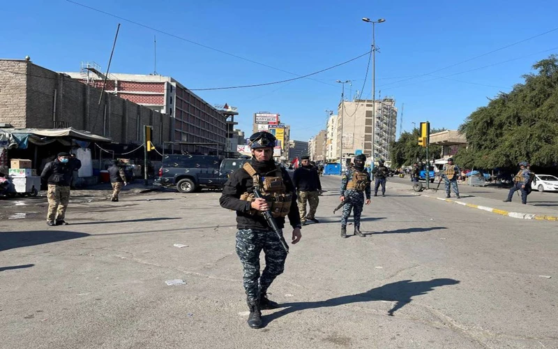 Lực lượng an ninh Iraq bảo vệ hiện trường vụ tấn công liều chết tại Baghdad, ngày 21-1. (Ảnh: Reuters)