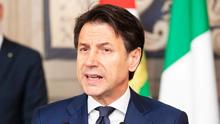 Chính phủ Italia tránh nguy cơ sụp đổ
