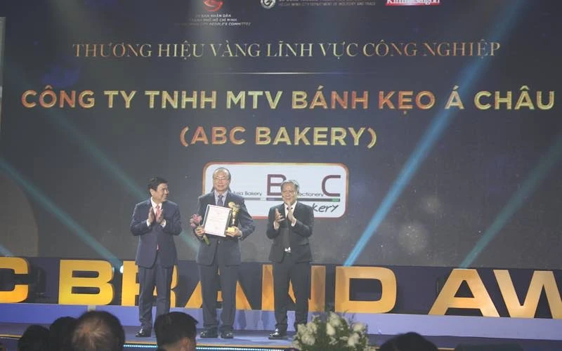 Trao giải thưởng Thương hiệu Vàng TP Hồ Chí Minh cho đại diện các doanh nghiệp
