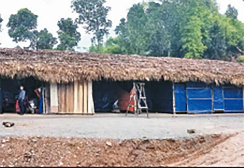 Khu nhà tạm của các hộ bị lở núi hỏng nhà ở tại thôn Đạm Thủy 1 và Đạm Thủy 2, xã Thạch Hóa, huyện Tuyên Hóa.