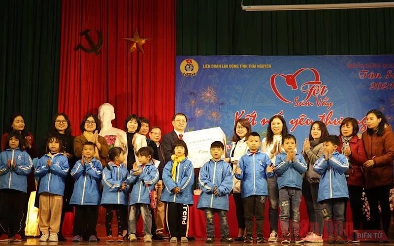 Tặng quà và trao kinh phí hỗ trợ cho Trung tâm Hỗ trợ phát triển giáo dục hòa nhập trẻ khuyết tật tỉnh Thái Nguyên.