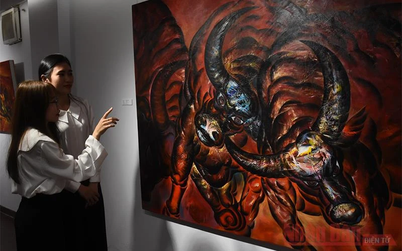 Hình ảnh con trâu độc đáo, ấn tượng trong triển lãm “Nghiệp” của họa sĩ Ngô Thanh Hùng.
