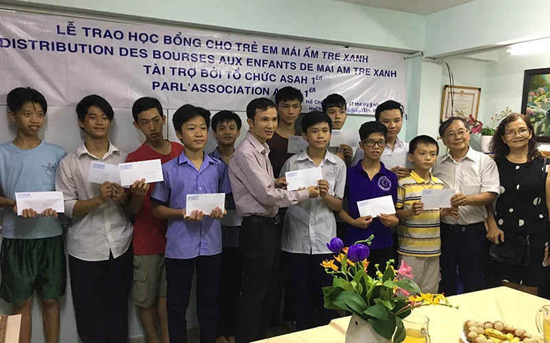 Ông Nguyễn Thanh Tòng (thứ hai từ phải sang) về nước trao học bổng cho trẻ có hoàn cảnh khó khăn năm 2017. 