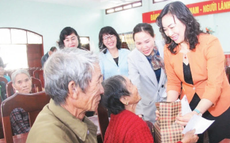  Đại diện lãnh đạo TP Hồ Chí Minh trao quà tặng người dân gặp khó khăn tại tỉnh Quảng Nam. Ảnh: Ủy ban MTTQ Việt Nam TP Hồ Chí Minh