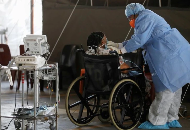 Nhân viên y tế chăm sóc bệnh nhân tại một khu dã chiến được thiết lập trong thời gian bùng phát dịch Covid-19 ở Pretoria, Nam Phi ngày 19-1. Ảnh: Reuters.