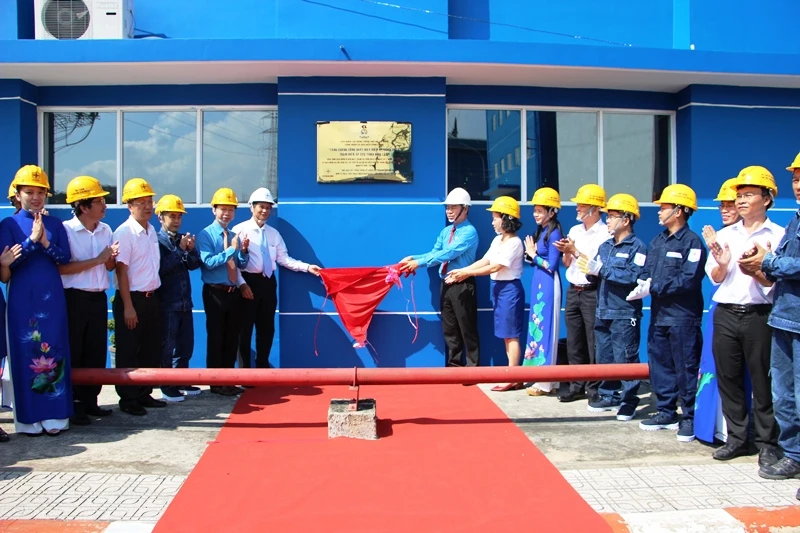 Công đoàn tổ chức gắn biển công trình tại trạm biến áp 220-110KV Bình Tân.
